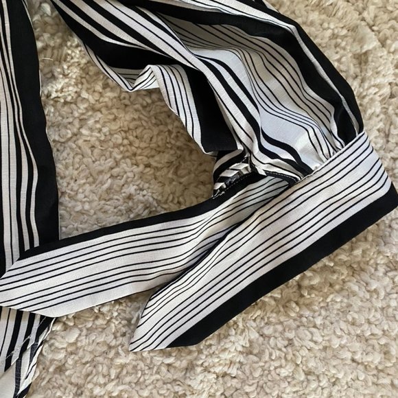 It Girl Black and White Off Shoulder Blouse NWT - Picture 3 of 9